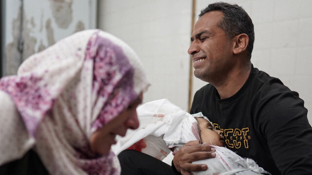 Des Palestiniens pleurant près des corps des membres de leur famille tués lors d'un bombardement israélien sur le camp de réfugiés de Nuseirat dans le centre de Gaza, le premier jour de la fête de l'Aïd al-Fitr marquant la fin du mois sacré du Ramadan, à l'hôpital des martyrs d'al-Aqsa à Deir el-Balah, le 10 avril 2024, dans le cadre du conflit actuel entre Israël et le groupe militant palestinien Hamas.