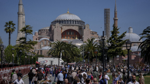 معالم إسطنبول تفيض بالسياح في عطلة العيد