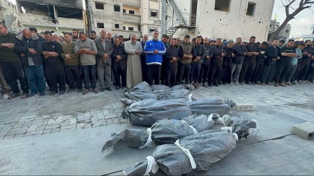 Les corps sans vie de trois fils du dirigeant du Hamas, Ismail Haniyeh, ainsi que de ses deux petits-enfants, lors de leurs funérailles à Gaza, le 10 avril 2024. Leur véhicule a été la cible des forces israéliennes lors de l'attaque au camp de réfugiés d'Al-Shati, selon un média israélien.