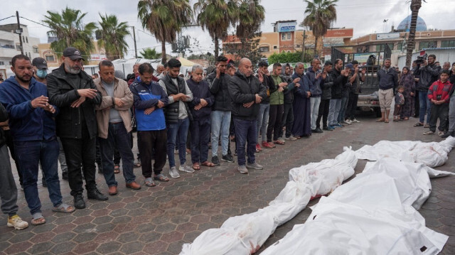 Funérailles d'une famille tuée lors d'un bombardement israélien de nuit sur le camp de réfugiés de Nuseirat, au centre de Gaza, le premier jour de la fête de l'Aïd al-Fitr.