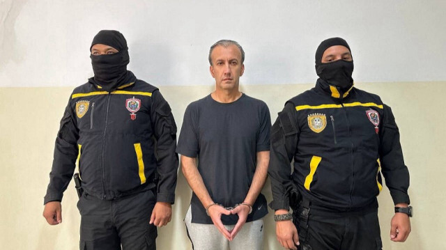 L'ancien ministre vénézuélien du pétrole, Tareck El Aissami, escorté par des membres de la Police Nationale Anti-Corruption lors de son arrestation, à Caracas.