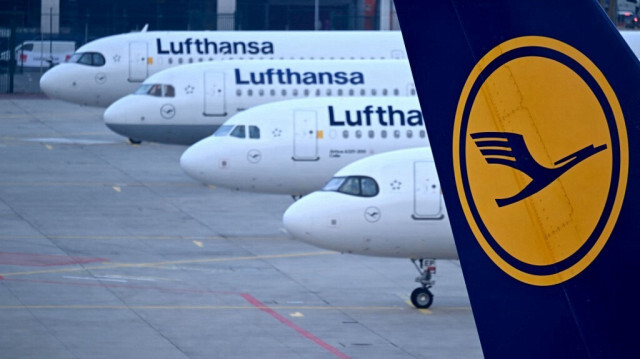 Avions appartenant à la compagnie aérienne allemande Lufthansa, à l'aéroport de Francfort-sur-le-Main, dans l'ouest de l'Allemagne, le 7 mars 2024.