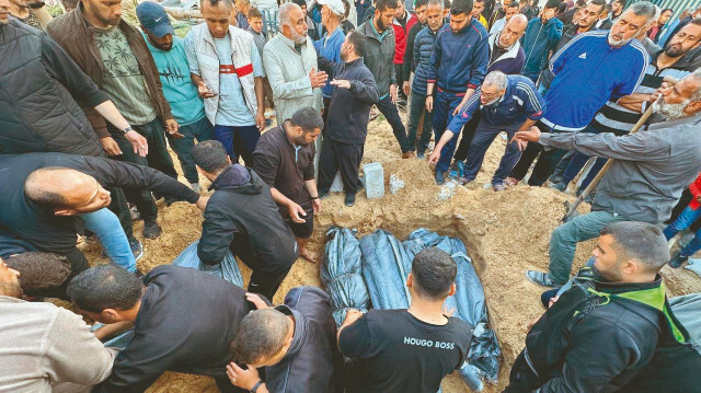 İsrail saldırısında ölen Heniye ailesi üyeleri, aynı gün düzenlenen cenaze namazının ardından toprağa verildi.