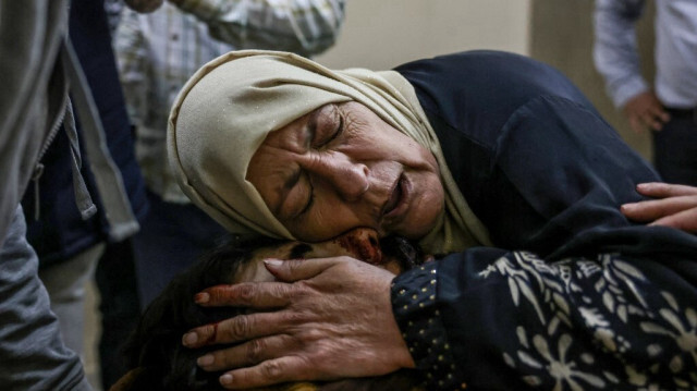 La mère du Palestinien Mohammad Draghmeh pleure son corps après qu'il ait été tué lors d'un raid des forces israéliennes le 12 avril 2024 à Tubas en Palestine occupée.
