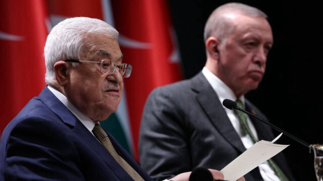 Le président turc Recep Tayyip Erdogan écoute le dirigeant palestinien Mahmud Abbas lors d'une réunion à Ankara, le 5 mars 2024.