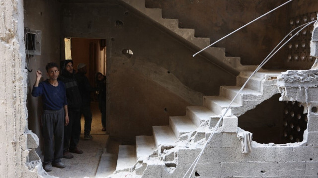 Des Palestiniens inspectent les dégâts subis par la maison de la famille Tabatibi après un bombardement israélien dans le quartier de Daraj à Gaza, le 12 avril 2024.