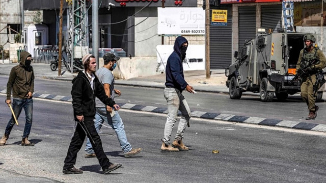 مستوطنون يجددون هجماتهم على بلدات فلسطينية بالضفة