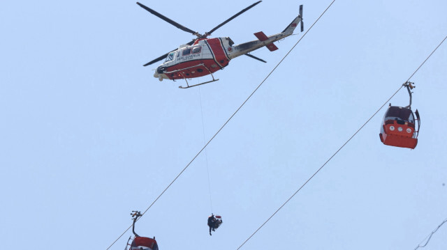 Les autorités secourent les passagers bloqués par hélicoptère après l'accident d'un téléphérique, qui a fait un mort et sept blessés, à Antalya, en Türkiye, le 13 avril 2024.