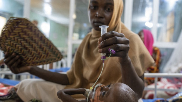 Mariam Ali nourrit son fils malnutri Hassan Ali dans la section des patients en soins intensifs de l'unité de nutrition gérée par ALIMA (The Alliance for International Medical Action) à l'hôpital Tchad/ Chine de N'djamena, au Tchad, le 13 mai 2022. L'augmentation des cas de malnutrition est due à de multiples facteurs : le covid-19 a provoqué une hausse des prix depuis 2021, la production agricole de l'année dernière a été pire que celle des cinq années précédentes et, avec la guerre en Ukraine, les prix des denrées de base augmentent rapidement. 