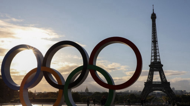 Les anneaux olympiques installés sur l'Esplanade du Trocadéro près de la tour Eiffel suite à la nomination de Paris comme hôte des Jeux olympiques de 2024, sont photographiés le 14 septembre 2017 à Paris.