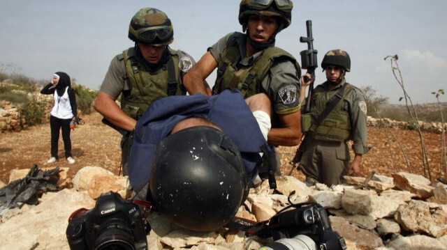 Des soldats israéliens arrêtant le photojournaliste palestinien Nasser Shiyuki alors qu'il couvre une manifestation contre les colonies juives dans le village cisjordanien de Beit Omar, près d'Hébron. 