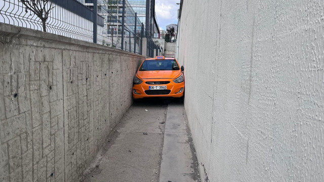 Alkollü sürücünün polisten kaçtığı taksi, iki duvar arasına sıkıştı.