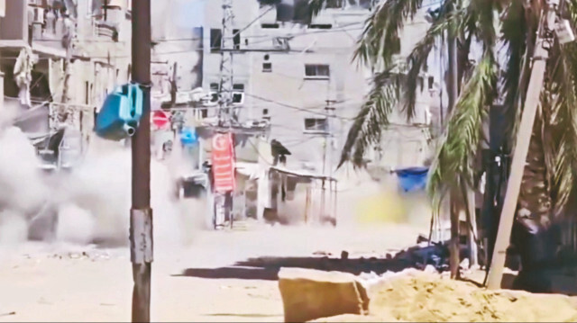 Terörist İsrail askerinin TRT ekibini vurduğu tank atışı böyle görüntülendi.