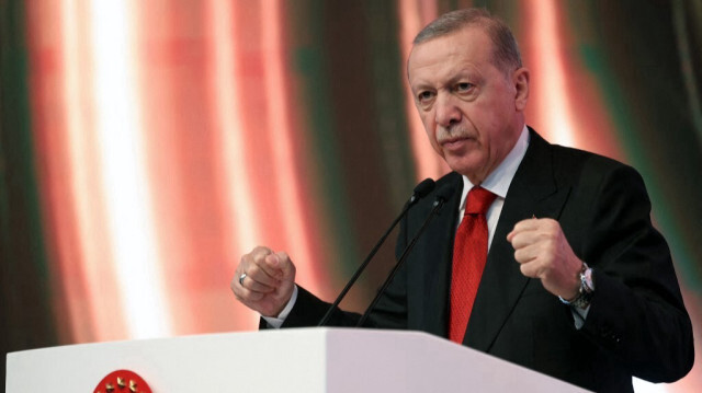 Cette photo prise et diffusée par le service de presse de la présidence turque le 1er mars 2024 montre le président turc Recep Tayyip Erdogan prononçant un discours lors du forum diplomatique d'Antalya à Antalya.