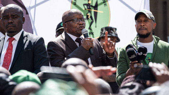 Le président sud-africain Jacob Zuma (C) s'adressant aux membres d'uMkhonto we Sizwe (MK), un nouveau parti d'opposition qui est devenu un adversaire potentiel pour les élections du 29 mai en Afrique du Sud, devant la Haute Cour de Johannesburg, le 11 avril 2024.