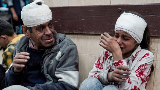 Des Palestiniens blessés lors d'un bombardement israélien sur le camp de réfugiés de Nuseirat, attendent de recevoir un traitement médical à l'hôpital des Martyrs d'al-Aqsa à Deir el-Balah, le 13 avril 2024.