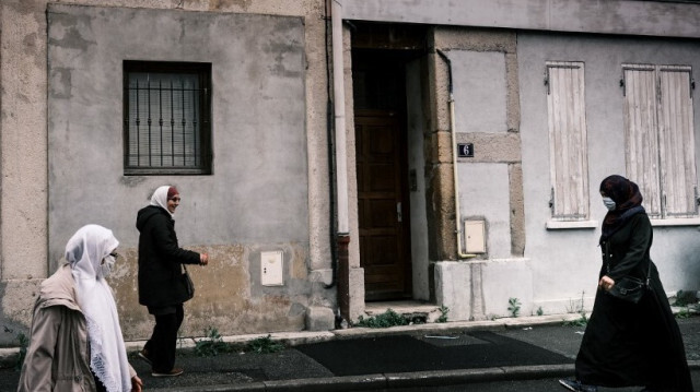 Des femmes de confession musulmane, se rendent au marché le 2 mai 2020 à Givors près de Lyon.