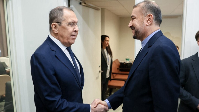 Sur cette photo fournie par le ministère russe des Affaires étrangères, le ministre russe des Affaires étrangères, Sergei Lavrov, rencontrant son homologue iranien, Hossein Amir-Abdollahian, en marge d'une réunion du Conseil de sécurité des Nations unies sur l'Ukraine, à New York City, le 22 janvier 2024.