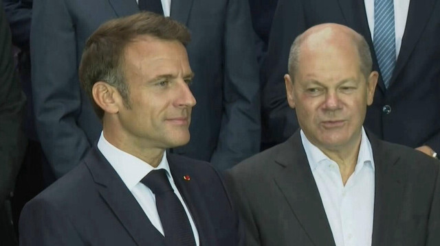 Le président français Emmanuel Macron et son hôte, le chancelier allemand Olaf Scholz, prennent une photo de groupe accompagnés de leurs ministres à Hambourg, à l’occasion d’une rencontre entre les gouvernements des deux pays, le 10 octobre 2023.