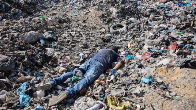 Une photo montre un blessé au sol après un bombardement israélien sur le marché de Firas dans la ville de Gaza, le 11 avril 2024.