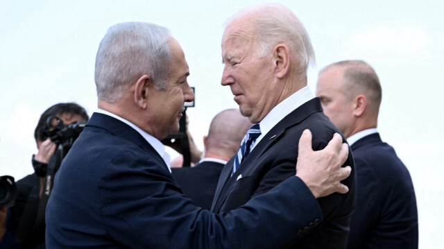 Le Premier ministre israélien Benjamin Netanyahu salue le président américain Joe Biden à son arrivée à l'aéroport Ben Gourion de Tel Aviv, le 18 octobre 2023.