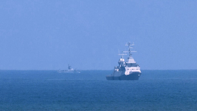 Des navires de guerre israéliens patrouillent au large de la ville côtière israélienne de Netanya, le 14 avril 2024.