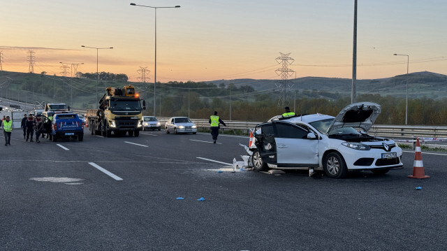 Kuzey Marmara Otoyolu Kocaeli kesiminde kamyonetin otomobile çarpması sonucu 2 kişi öldü, 4 kişi yaralandı.