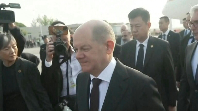 Le chancelier allemand Olaf Scholz arrive à Chongqing, mégapole du sud-ouest de la Chine, au début d'un voyage visant à renforcer les liens économiques avec le principal partenaire commercial de Berlin, le 14 avril 2024.