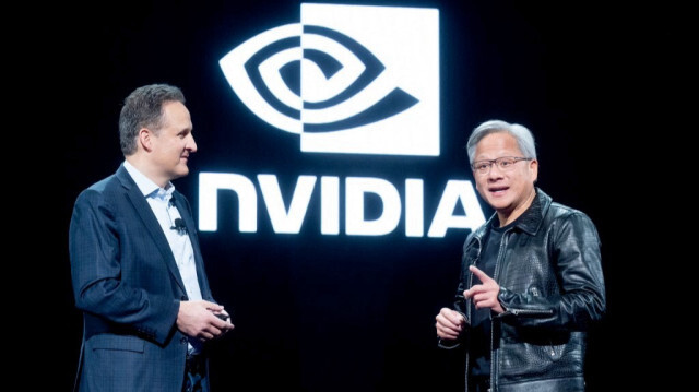 Adam Selipsky, CEO d'Amazon Web Services (AWS), et Jensen Huang, CEO de NVIDIA, annoncent une collaboration élargie en matière d'IA générative, le 28 novembre 2023 à Las Vegas, Nevada.