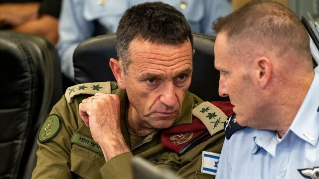 Le chef de l'armée, le lieutenant-général Herzi Halevi, assistant tôt le 14 avril 2024 à une réunion au centre d'opérations de l'armée de l'air israélienne à Kirya à Tel Aviv.