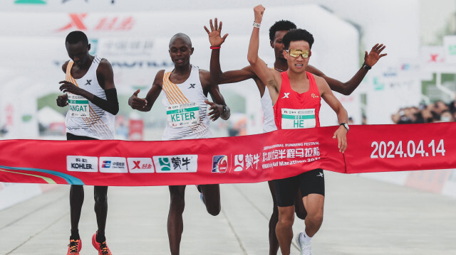 He Jie, un coureur chinois, a battu les concurrents africains au semi-marathon de Pékin dimanche, avec un temps de 1:03:44, malgré les conditions météorologiques difficiles.