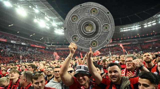 Les supporters du Bayer Leverkusen célèbrent le sacre de leur équipe, le 14 avril 2024. 