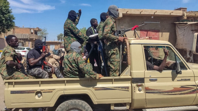 Des partisans de la résistance populaire armée soudanaise, qui soutient l'armée soudanaise, circulent sur des camions à Gedaref, dans l'est du Soudan, le 3 mars 2024, dans le cadre du conflit qui oppose actuellement l'armée aux groupes paramilitaires dans le pays. 