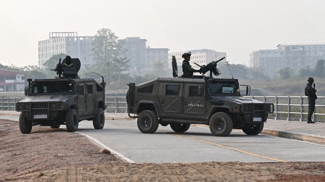 Le personnel militaire thaïlandais surveille les véhicules blindés le long de la rivière Moei du côté thaïlandais, à côté du 2e pont de l'amitié Thai-Myanmar, dans le district thaïlandais de Mae Sot, le 12 avril 2024.