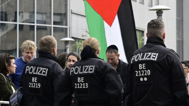 La police a eu recours au gaz lacrymogène et couvert la bouche de certains militants lors d'une manifestation pro-Palestine.