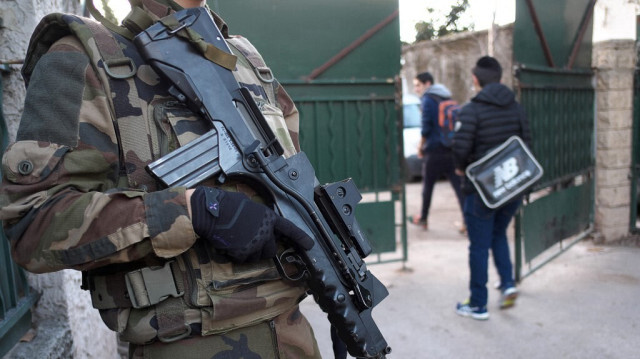 Un soldat français armé monte la garde devant l'entrée de l'école juive "La Source" à Marseille, dans le sud de la France, le 12 janvier 2016. 