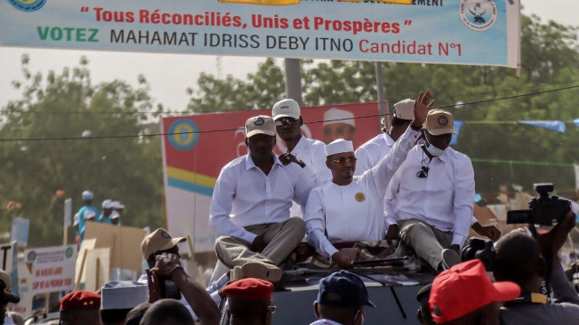 Le président sortant du Tchad et candidat à la présidence pour la "Coalition pour un Tchad Uni", le général Mahamat Idriss Deby (C), salue ses partisans lors du lancement de sa campagne présidentielle en vue de l'élection présidentielle tchadienne du 6 mai 2024, à N'Djamena, le 14 avril 2024.