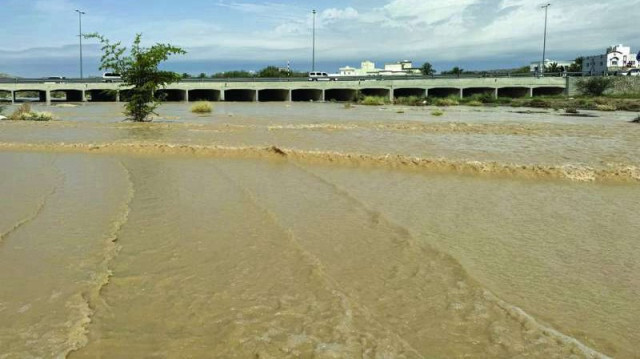عُمان.. مصرع 12 وتعليق الدارسة حضوريًا إثر سيول جارفة