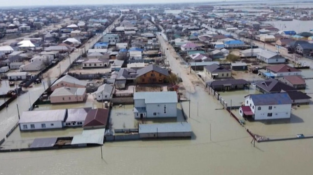 Les autorités russes et kazakhes signalent que les inondations persistent dans certaines régions, touchant déjà plus de 100 000 personnes contraintes de quitter leur domicile.