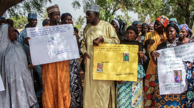 Des parents et des proches tiennent des portraits de leurs filles lors d'une commémoration cinq ans après leur enlèvement par le groupe terroriste Boko Haram, le 14 avril 2019 dans le gouvernement local de Chibok. 