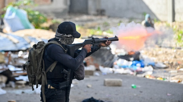 Un policier tire du gaz lacrymogène sur des manifestants lors d'une manifestation réclamant la démission du Premier ministre Ariel Henry à Port-au-Prince, le 7 février 2024.