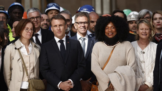 Le président français Emmanuel Macron lors de sa visite au Grand Palais, à Paris, le 15 avril 2024, à 100 jours des Jeux olympiques de Paris 2024.