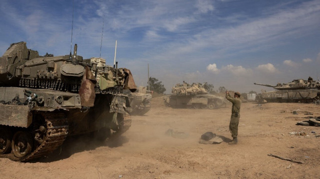 Des soldats israéliens sur leurs chars dans un camp militaire près de la frontière d'Israël avec la Bande de Gaza, le 8 avril 2024.