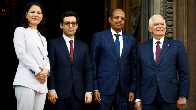 Le ministre français des Affaires étrangères et européennes, Stéphane Sejourne (2e à gauche), la ministre européenne des Affaires étrangères, Annalena Baerbock (à gauche), le responsable de la politique étrangère de l'Union européenne, Josep Borrell (à droite), et Mahmoud Ali Youssouf posent après la conférence internationale sur le Soudan au Quai d'Orsay à Paris le 15 avril 2024.