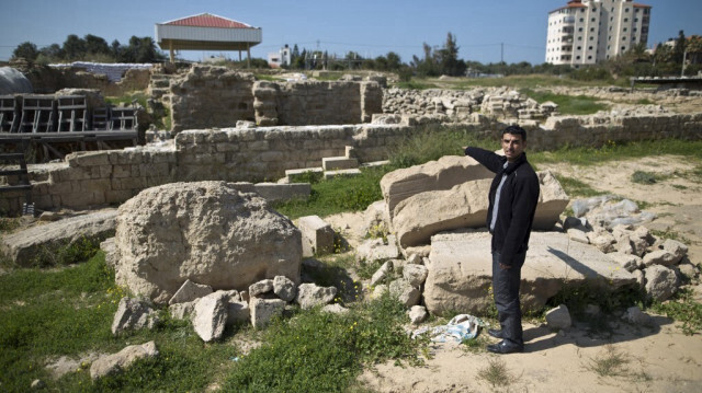 Fadel al-Otol, spécialiste du patrimoine de Gaza, sur les ruines de l'ancien monastère de Saint Hilarion à al-Zawayda, au sud de la ville de Gaza, le 28 février 2016. 