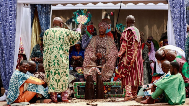 Mouhammad-Nabil Mfonrifoum Mbombo Njoya (C), Sultan Roi des Bamouns, assis sur son trône lors de la cérémonie d'inauguration du nouveau Musée des Rois Bamouns à Foumban, le 13 avril 2024. 