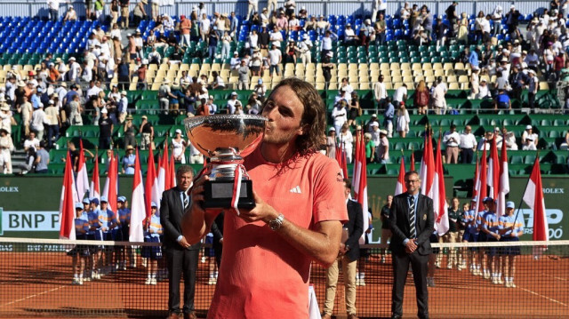 Le tennisman grec Stefanos Tsitsipas après sa victoire du tournoi de tennis ATP Masters Series de Monte Carlo face à Casper Ruud de Norvège, à Monte Carlo, le 14 avril 2024.