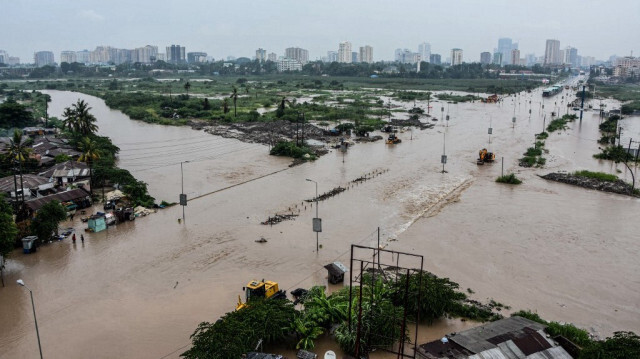 Une route est submergée par le débordement de la rivière Msimbazi après des pluies continues près de l'entrée du centre-ville à Dar es Salaam, en Tanzanie, le 17 décembre 2019.