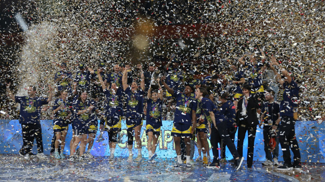 Les joueurs de Fenerbahçe Alagöz Holding célèbrent leur second titre consécutif, à Mersin, Türkiye, le 14 avril 2024.