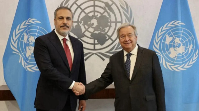 Turkish Foreign Minister Hakan Fidan (L) and UN Secretary-General Antonio Guterres (R)